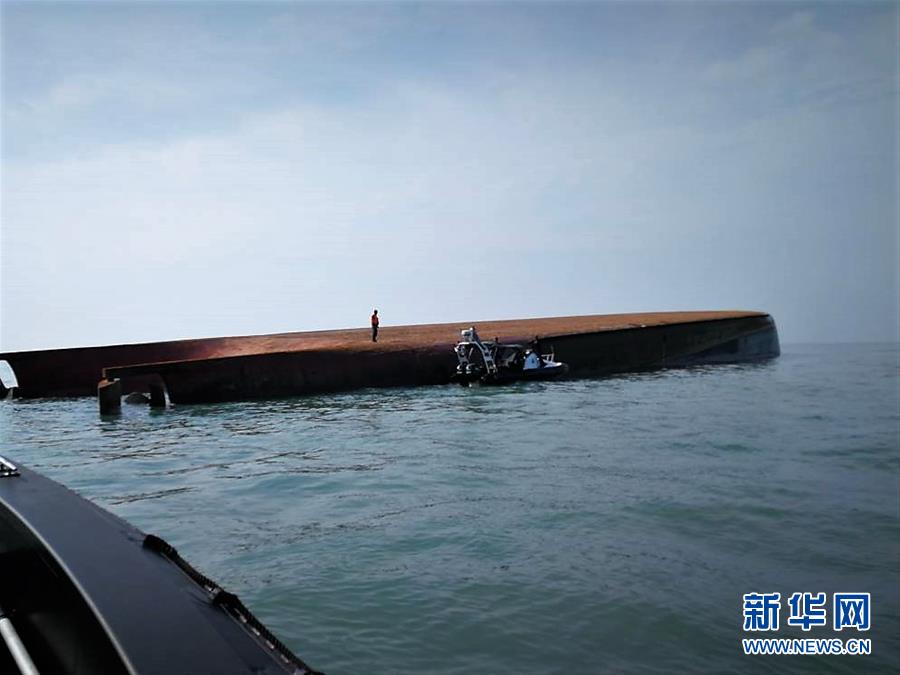 （国际）（2）一艘载有中国船员船只在马来西亚附近海域倾覆