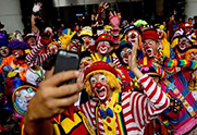 马来西亚迎来小丑节 可爱小丑与民众亲密互动