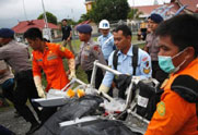 马来西亚海军打捞亚航失事客机座椅残骸