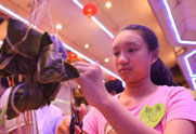 马来西亚举行裹粽比赛迎接端午节