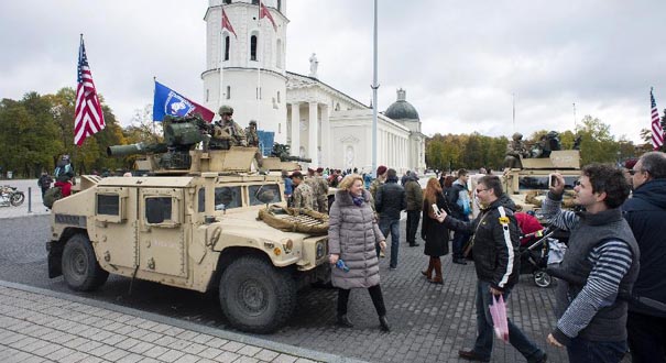 驻立陶宛美军向立民众展示武器装备