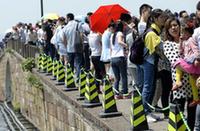 杭州西湖景区游客爆满 断桥首次围上警戒栏