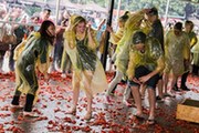 深圳世界之窗上演“西红柿大战”