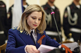 克里米亚美女检察长着新制服效忠俄宪法(组图)