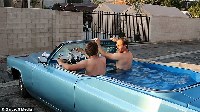 美国男子改古董车为世界移动最快的热水浴缸（组图）