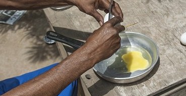 印度高温持续 民众烈日下煎蛋