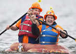 加拿大南瓜舟比赛：选手乘南瓜渡湖（组图）