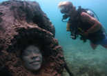 泰国海底现溺水者礁石雕塑 警示生态脆弱性(组图)