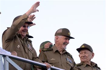 古巴举行大型阅兵式庆祝武装部队建立60周年