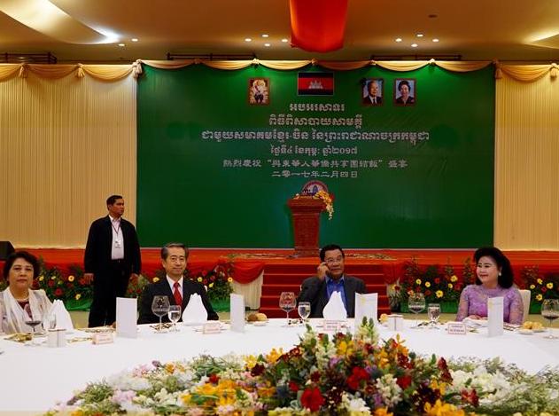 柬埔寨首相与在柬华人华侨共享团结饭